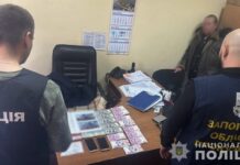 Вимагав гроші за рекламу: у Запоріжжі поліцейські викрили посадовця на хабарі