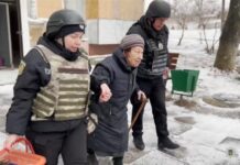 Запорізькі поліцейські евакуювали зі Степногірська 85-річну бабусю та трьох її котів