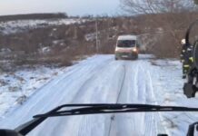 Застрягли на слизькій дорозі: рятувальники Дніпра надали допомогу медичним працівникам