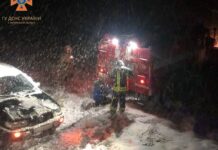 Опинився у сніговій пастці: надзвичайники Запоріжжя надали допомогу водію