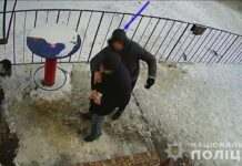 У Запоріжжі поліцейські затримали грабіжника, який відібрав у пенсіонера 10000 грн