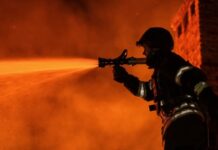 В Одесі після атаки ударних дронів спалахнула пожежа, є поранені – влада