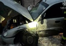 У Дніпрі зіштовхнулися «Daewoo» та «Mercedes-Sprinter»: водія легковика деблокували з пошкодженого автомобіля