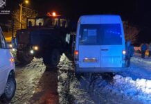 У Дніпрі зіштовхнулися мікроавтобус «Mercedes-Benz Sprinter» та «КрАЗ»: є постраждалий