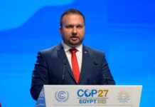 Чеський урядовець попросив вибачення за вечірку під час стрілянини в університеті