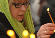 У ПЦУ пояснили, чи можна жінкам приходити до церкви в штанах і без хустки