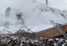 Горів дах та перекриття: у Дніпрі надзвичайники ліквідували пожежу у житловому будинку