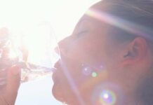 Ефективне схуднення: скільки води потрібно пити щодня, щоб спалювався жир на животі