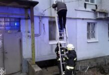 У Шевченківському районі Дніпра зайнялася квартира: надзвичайники врятували двох людей