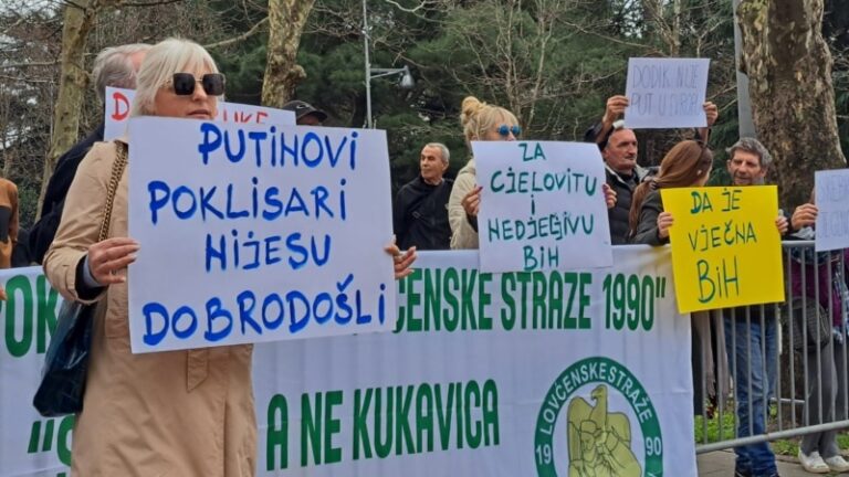 Голову боснійської Республіки Сербської Додіка зустріли в Чорногорії акціями протесту