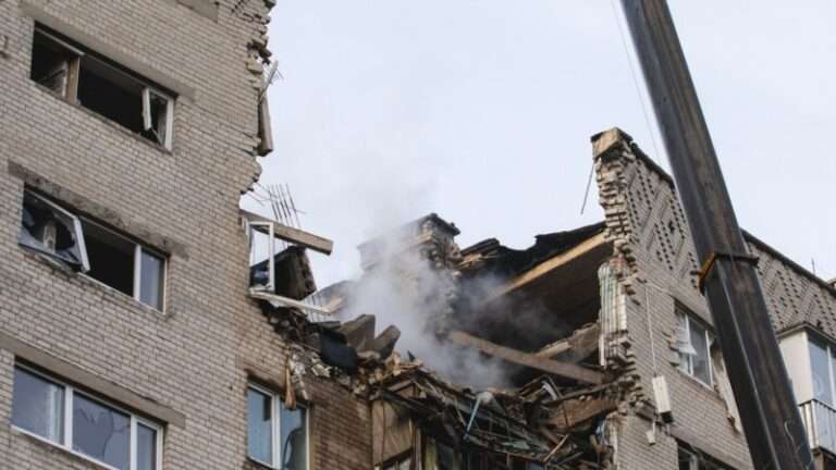 Удар РФ по Дніпру: з-під завалів дістали тіло жінки, кількість загиблих зросла до двох – влада