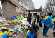 Річниця повномасштабного вторгнення Росії: в Алмати люди несли квіти до пам’ятника Шевченку, співали українських пісень