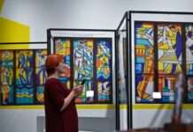 У Львові на фотовиставці «Обережно крихке!» представили втрачену красу вітражів Маріуполя