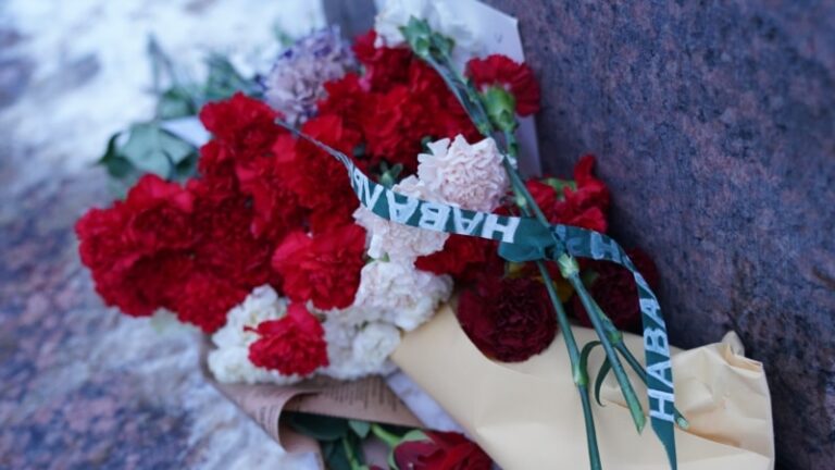 У Петербурзі чоловікам, які прийшли вшанувати Навального, вручили повістки до військкомату