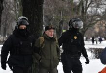 За два дні на акціях памʼяті Навального у Росії затримали 400 людей