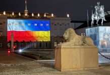 Річниця великого вторгнення Росії: Варшава світиться кольорами українського прапора