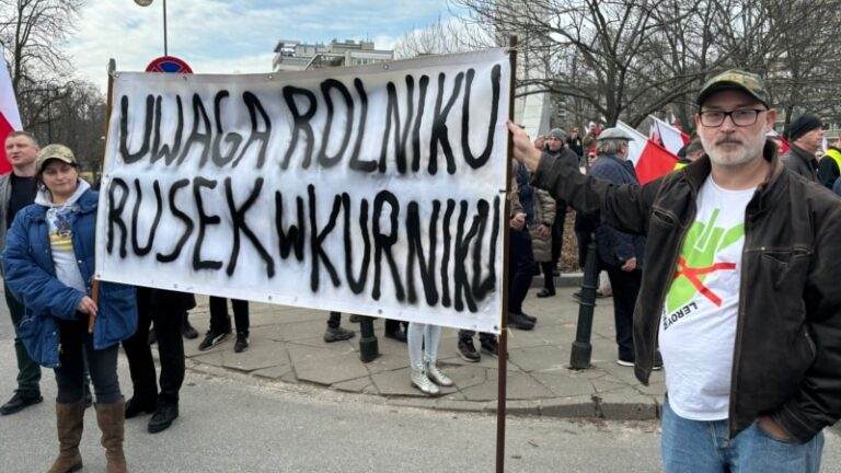 У Варшаві на марші фермерів в учасниці забрали плакат, який застерігає від російської пропаганди