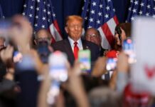 США: суд у штаті Іллінойс заборонив вносити імʼя Трампа до виборчих бюлетенів