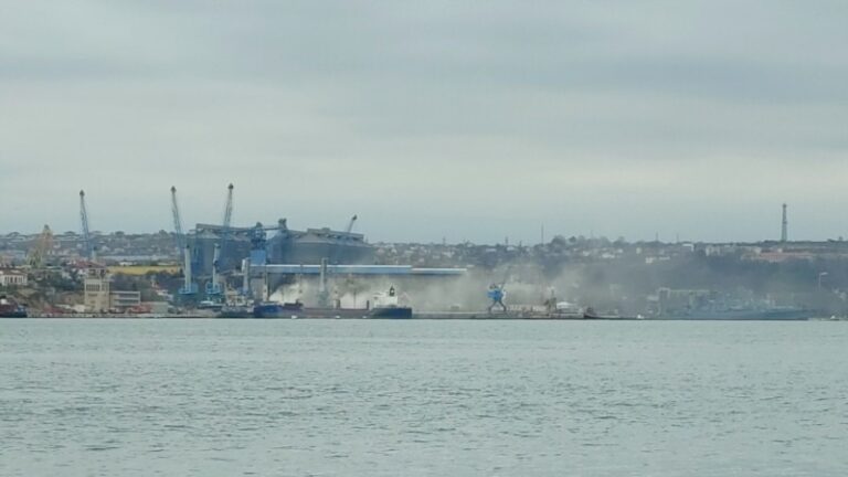 Прокуратура АРК повідомила про підозру капітану судна РФ за вивезення українського зерна та металу з Криму