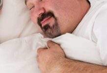 Не так страшно, як здається: з чим пов’язане смикання людини уві сні