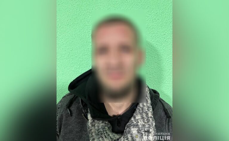 Зайшов до квартири, побив та пограбував: поліцейські Дніпра затримали 46-річного раніше судимого чоловіка