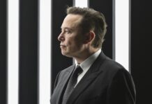 Маск каже, що SpaceX не продає термінали Starlink Росії