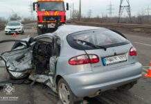 На Дніпропетровщині вантажівка зіткнулася з Daewoo: водія затисло в салоні