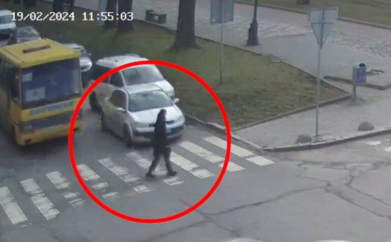 Ледь не збили пішохода на переході: у Дніпрі на Яворницького Volkswagen врізався у водія таксі