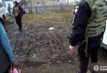 Запорізькі поліцейські евакуювали з Гуляйполя двох жінок, будинок яких обстріляв ворог