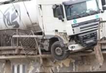 У Кривому Розі вантажівка DAF врізалась у бетонний паркан на мосту: деталі смертельної ДТП