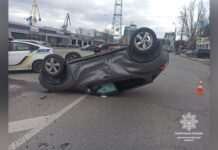 На Січеславській Набережній у Дніпрі Nissan зіткнувся з Toyota та перекинувся на дах: деталі