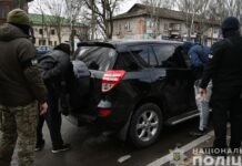 Вимагали гроші у вдови військового: у Запоріжжі затримали групу зловмисників