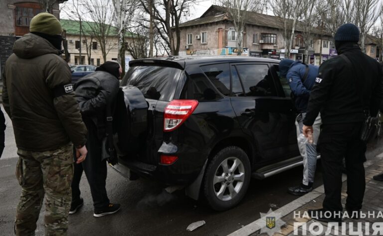 Вимагали гроші у вдови військового: у Запоріжжі затримали групу зловмисників