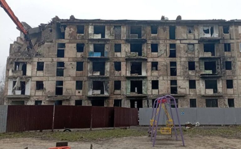 У Кривому Розі розпочали демонтаж п`ятиповерхівки, в яку влучила ворожа ракета 13 червня 2023 року