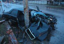 На вулиці Зимових Походів у Дніпрі водій Mercedes влетів в стовп: є постраждалі