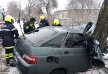 У Дніпровському районі рятувальники дістали загиблого пасажира та водія з понівеченого внаслідок ДТП автомобіля