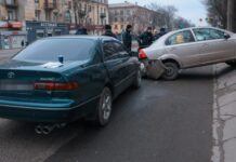 На проспекті Мазепи у Дніпрі пʼяний водій Toyota врізався у припарковані автівки