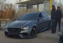 На Набережній у Дніпрі водій Mercedes влетів у зупинку громадського транспорту: подробиці