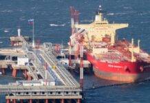 Половина підсанкційних танкерів припинила перевезення нафти з РФ – Bloomberg