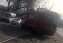 На проспекті Богдана Хмельницького у Дніпрі трамвай зійшов з рейок: деталі