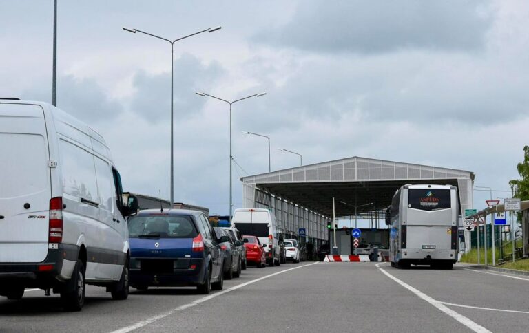 Уряд запровадив електронну чергу на кордоні для легкових авто через “Дію”