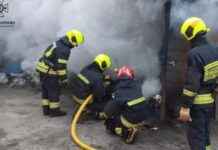 У Дніпровському районі зайнявся гараж з автомобілем всередині