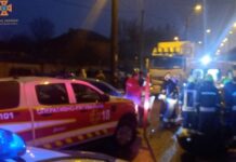 У Дніпрі зіштовхнулися Jeep Cherokee та Daewoo Lanos: водія однієї з автівок заблокувало у транспортному засобі