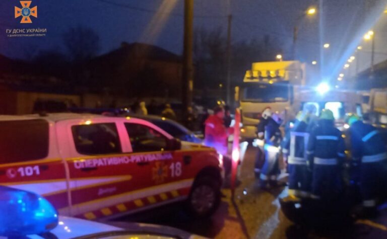 У Дніпрі зіштовхнулися Jeep Cherokee та Daewoo Lanos: водія однієї з автівок заблокувало у транспортному засобі