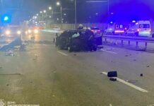 У Новокодацькому районі Дніпра Mitsubishi Lancer врізався у залізобетонну опору