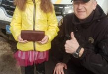 У Кам’янському районі поліцейський допоміг дівчинці повернути власниці загублений гаманець