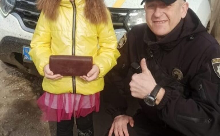 У Кам’янському районі поліцейський допоміг дівчинці повернути власниці загублений гаманець