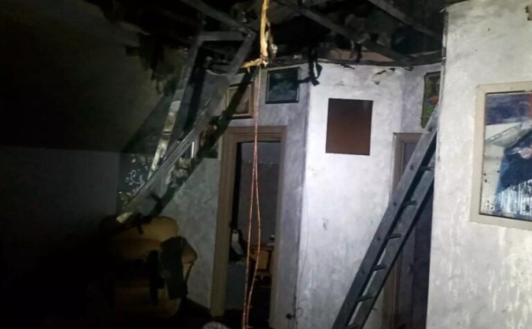 Горів дах, стіни та майно: у Криворізькому районі вночі зайнявся приватний будинок