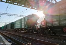 Довжиною в 30 км. Росіяни побудували з вагонів лінію оборони на Донбасі