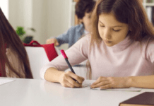 Вважають майбутнє в Україні песимістичним: скільки українських учнів мріють про виїзд за кордон